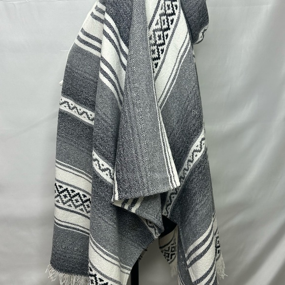 White Crow Charcoal and Ivory Zipped Hooded Poncho Size M/L - Picture 7 of 9
